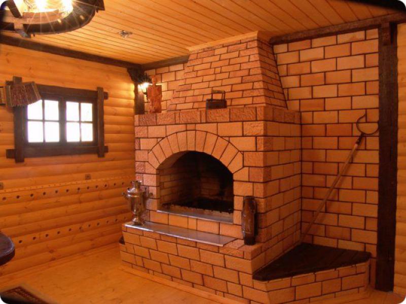 Кирпичный камин, который топиться дровами Топка камина дровами