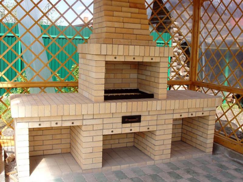 Кирпичный мангал в беседке Кирпичный мангал