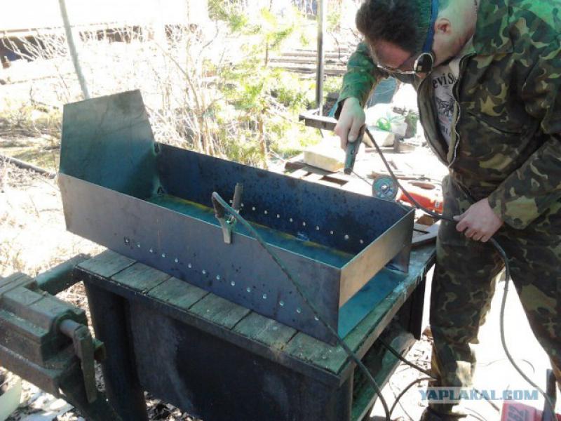 Приготовление шашлыка на металлическом мангале Металлический мангал на дачном участке