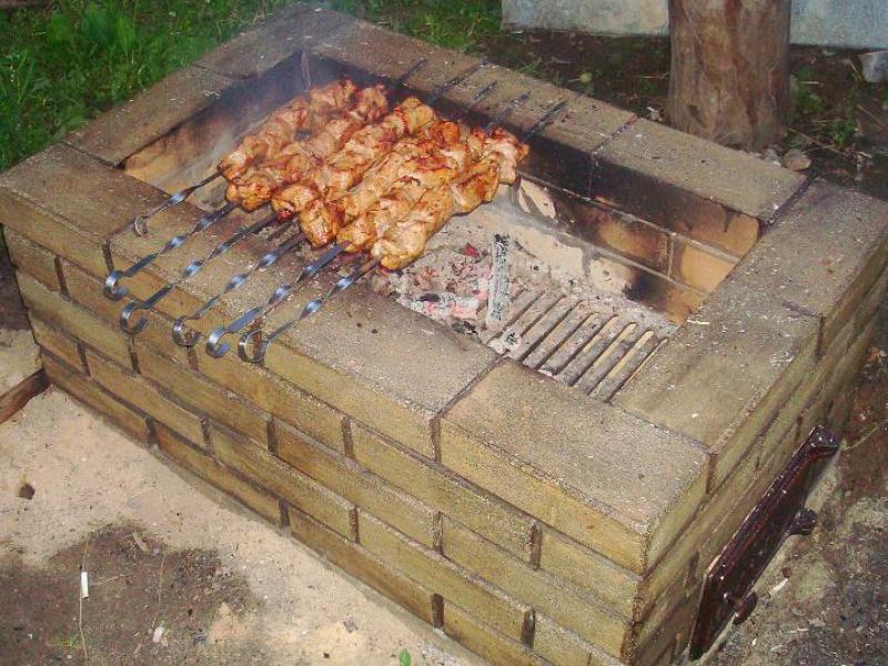 Кирпичный мангал Кирпичный мангал на даче